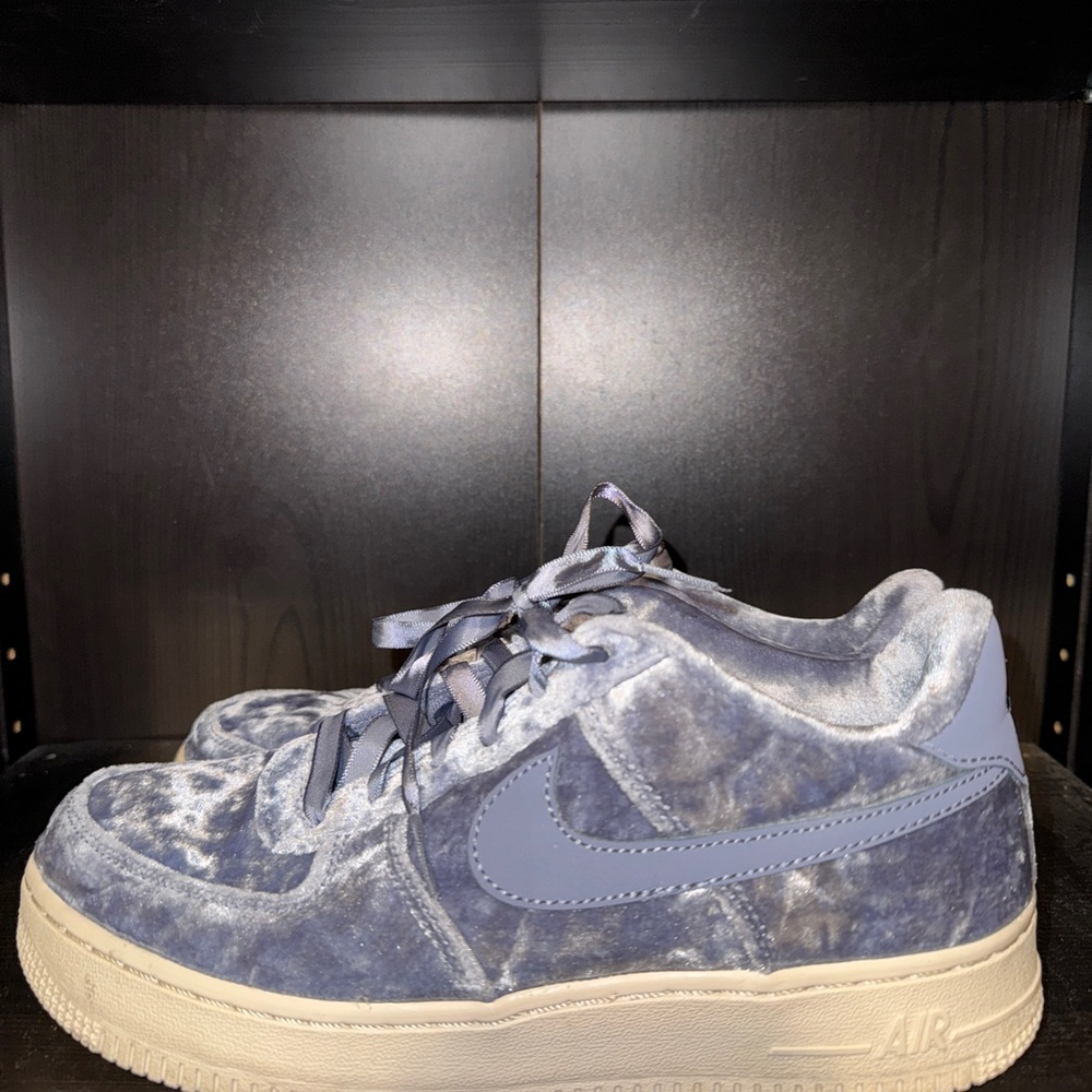 Nike Kids Sneakers in Blue Velvet with off white Soles